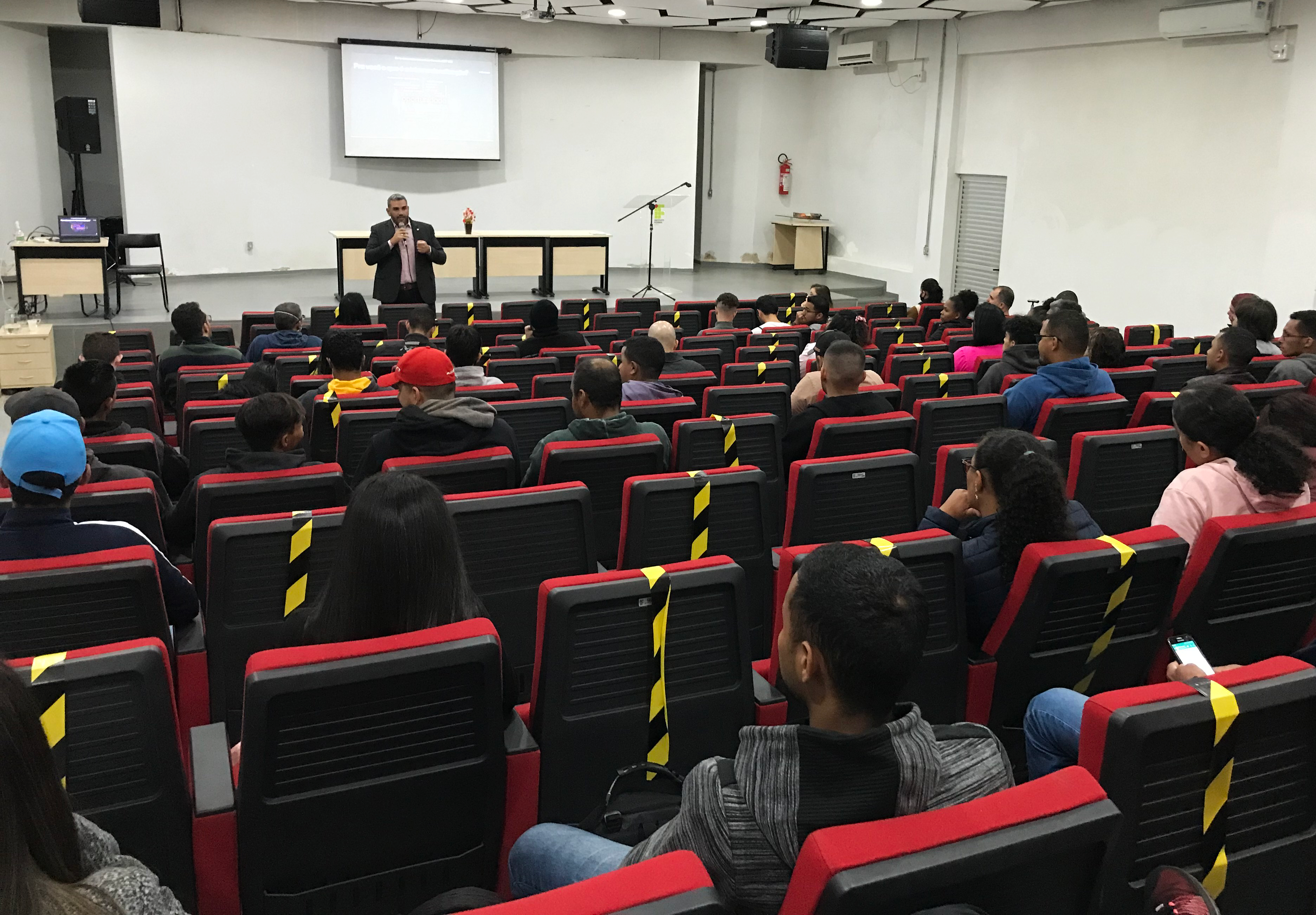 Luciano durante palestra Luciano durante palestra